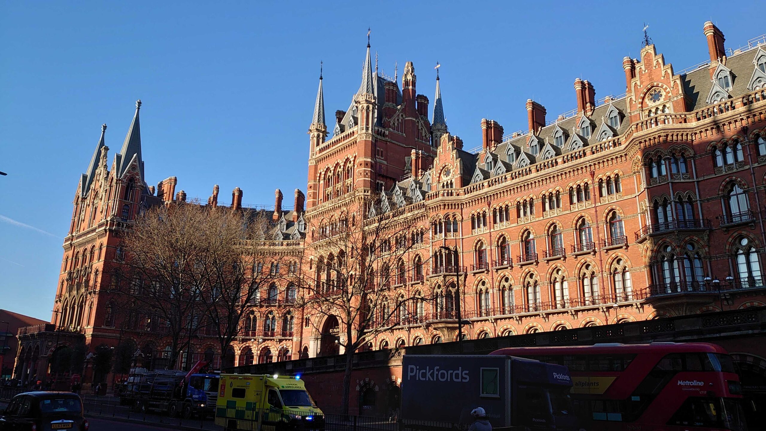 青空の下に立つ英国の赤れんが建築。筆者が留学中に撮影。